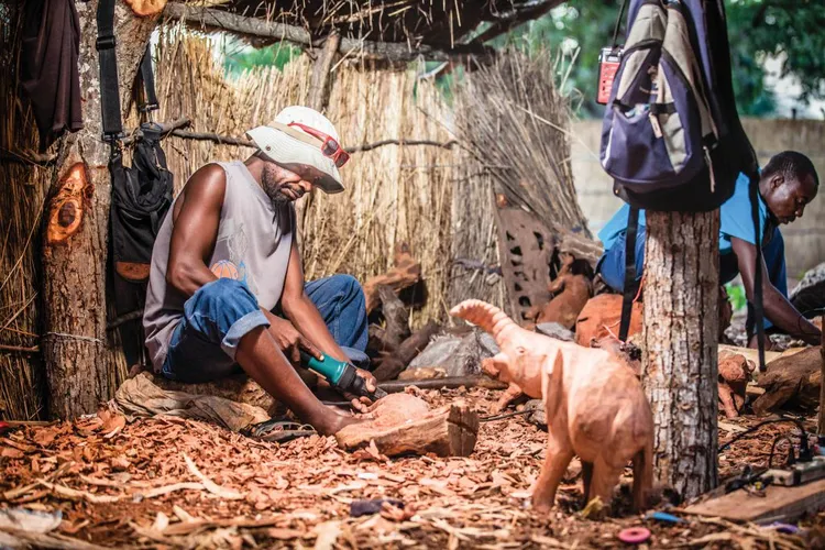 A craftsman at Mukuni Village. Image Courtesy of Kalichi Pictures.