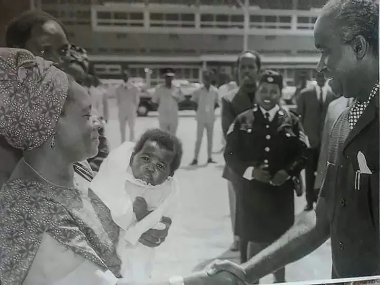 Betty Kaunda and Kenneth Kaunda exchange a Warm Greeting. Image courtesy of The Kaunda Family