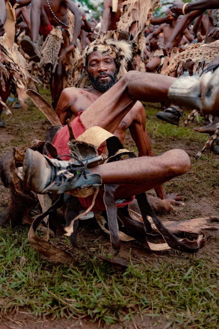 A tribesman showcases his agility and skill in a group performance. (Image by Lint Studios for Nkwazi Magazine).
