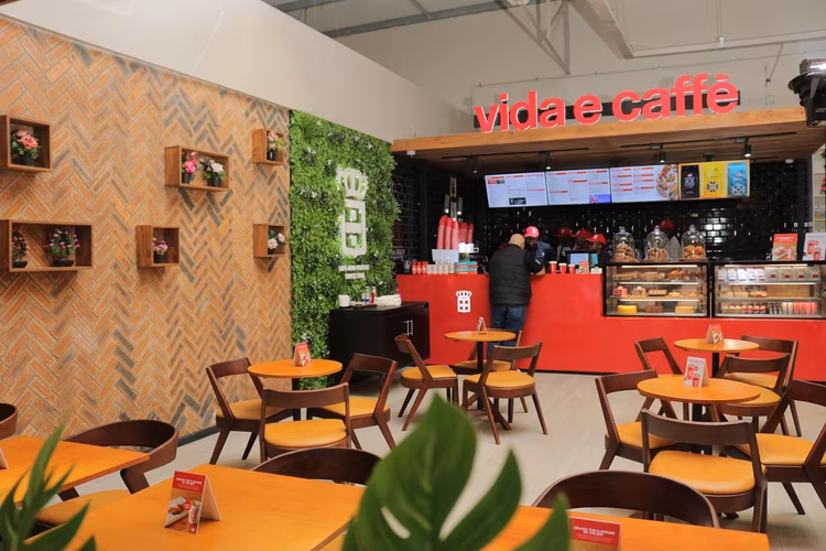 Vida Caffe balances a contemporary design with cosy functionality, and plenty of natural light. (Image courtesy of Vida e Cafe).